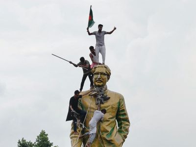 Снос памятника Муджибуру Рахману, основателю Бангладеш и отцу премьер-министра Шейх Хасины. Дакка, 5.08.24. Фото: www.sentinelassam.com Снос памятника Муджибуру Рахману, основателю Бангладеш и отцу премьер-министра Шейх Хасины. Дакка, 5.08.24. Фото: www.sentinelassam.com